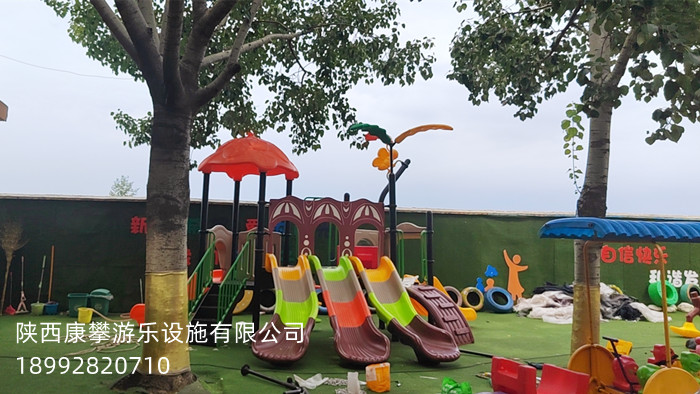 幼兒園滑滑梯