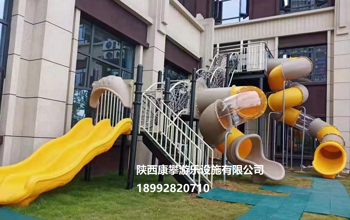 戶外幼兒園滑梯