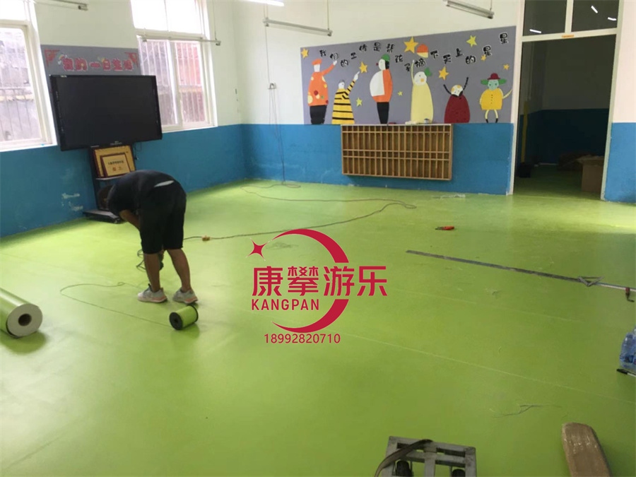 商洛鎮(zhèn)安縣幼兒園PVC地膠人造草坪樓梯踏步案例